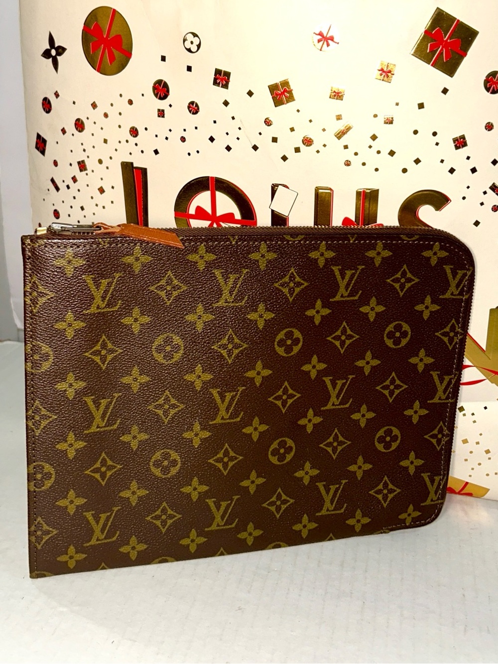 Authentic LOUIS VUITTON Zip around Clutch
